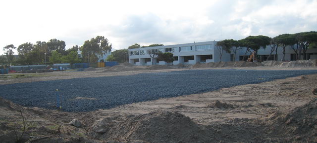 Trabajos iniciales de construcción de la pista deportiva de la 'Escola Gavà Mar' (14 de Junio de 2008)